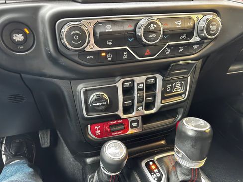 Used 2018 Jeep Wrangler Unlimited Rubicon w/ Safety Group image 40