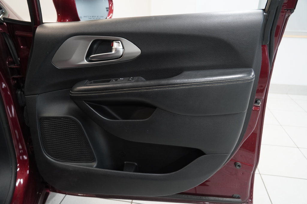 Used 2020 Chrysler Pacifica Touring-L AWD/4WD image 33