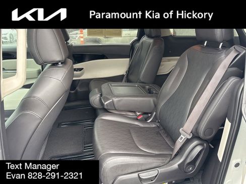 Used 2024 Kia Carnival EX image 17