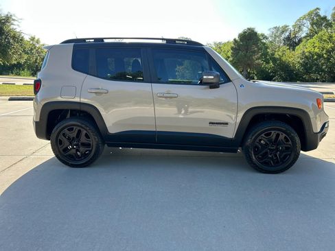 Used 2017 Jeep Renegade Trailhawk AWD/4WD image 5