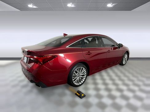 Used 2019 Toyota Avalon Limited image 9