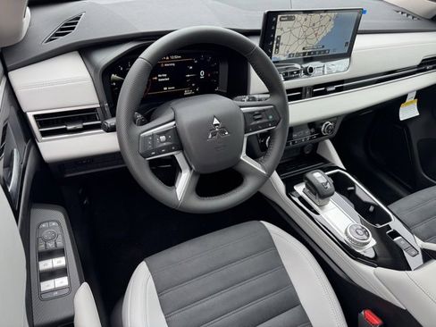 New 2025 Mitsubishi Outlander SE image 16