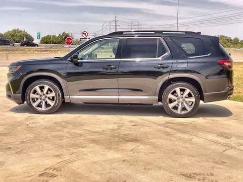 Used 2025 Honda Pilot Touring image 4