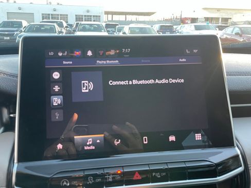 Used 2025 Jeep Compass Limited image 21