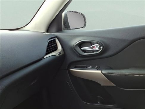 Used 2017 Jeep Cherokee Latitude w/ Cold Weather Group image 18