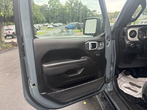 Used 2024 Jeep Gladiator Sport AWD/4WD image 15