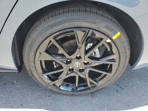 New 2025 Nissan Sentra SR w/ Midnight Edition image 8