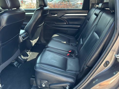 Used 2018 Toyota Highlander XLE AWD/4WD image 25