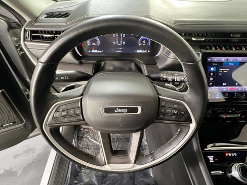 Used 2022 Jeep Grand Cherokee Limited AWD/4WD image 11