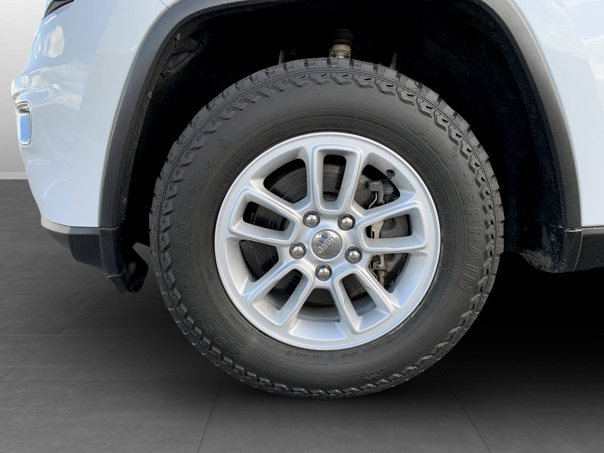 Used 2019 Jeep Grand Cherokee Laredo AWD/4WD image 11