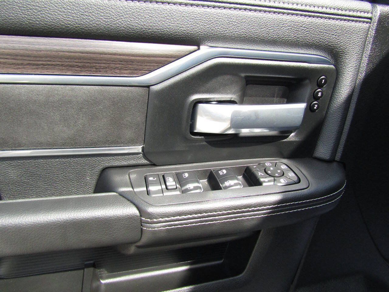 Used 2026 RAM 2500 Laramie AWD/4WD image 9
