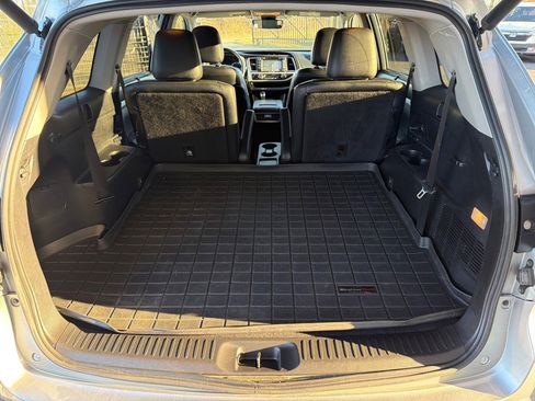 Used 2019 Toyota Highlander XLE w/ Carpet Mat Package (TMS) image 12
