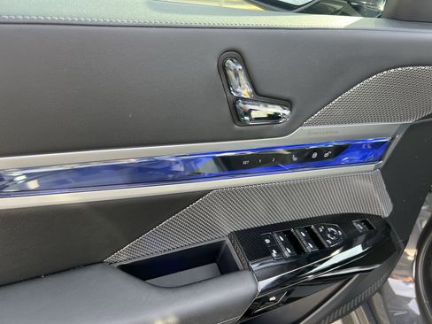 Used 2023 BMW 740i w/ Executive Package image 14