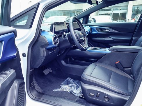 Used 2024 Chevrolet Equinox EV LT FWD image 2