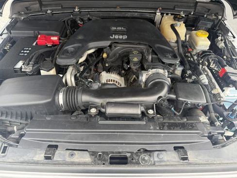 Used 2018 Jeep Wrangler Unlimited Sahara w/ Uconnect 4C Nav & Sound Group image 10