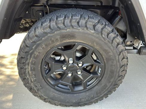 Used 2021 Jeep Gladiator Sport AWD/4WD image 21
