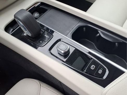 Used 2022 Volvo XC60 B5 Momentum AWD/4WD image 12