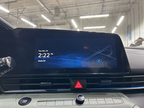 Used 2025 Hyundai Elantra Limited image 18