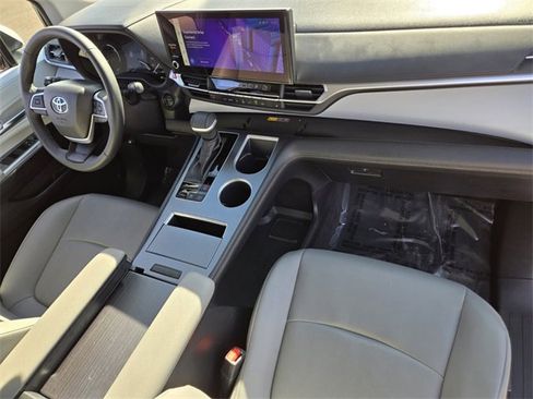 Used 2025 Toyota Sienna XLE image 19