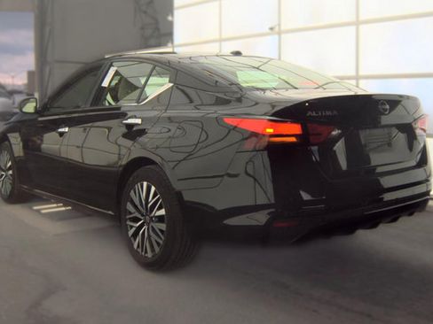 Used 2025 Nissan Altima 2.5 SV FWD image 11