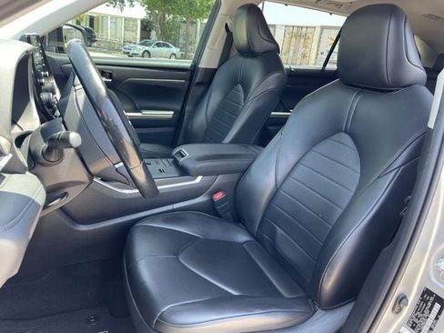 Certified 2021 Toyota Highlander XLE FWD image 25