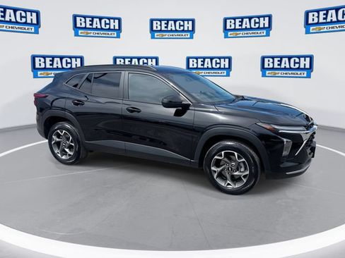 Used 2025 Chevrolet Trax LT FWD image 2