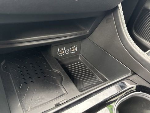 Used 2025 Chrysler Pacifica Limited image 40