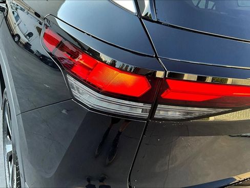 New 2025 Volkswagen Tiguan SE image 29