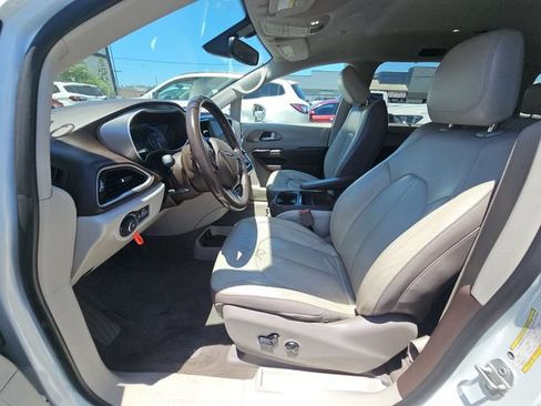 Used 2019 Chrysler Pacifica Touring-L FWD image 5