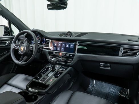 Used 2025 Porsche Macan image 17
