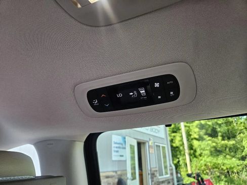 Used 2017 Chrysler Pacifica Touring-L Plus w/ Advanced Safetytec Group FWD image 17