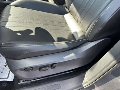 Used 2024 Volkswagen Tiguan SE image 19