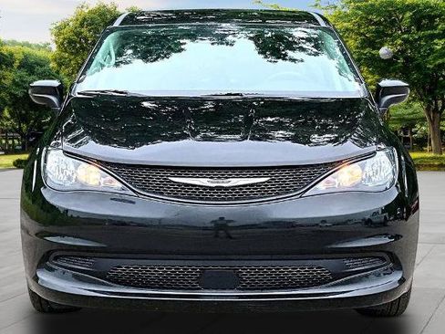 Used 2023 Chrysler Voyager LX FWD image 3