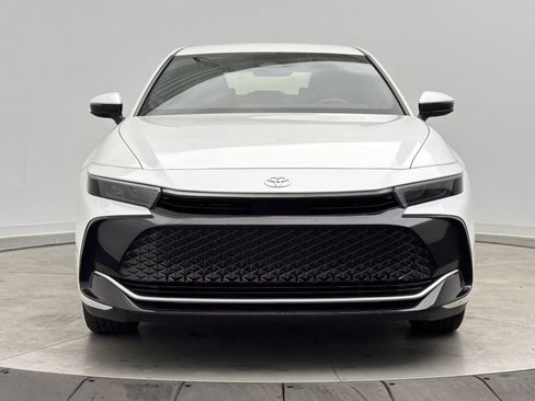 Used 2023 Toyota Crown XLE image 2