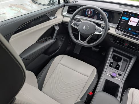 Certified 2025 Volkswagen Tiguan SE AWD/4WD image 9