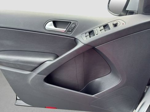 Used 2017 Volkswagen Tiguan S image 12