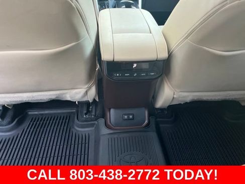 Used 2020 Toyota Highlander XLE FWD image 16