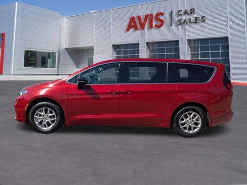 Used 2025 Chrysler Pacifica Select image 2