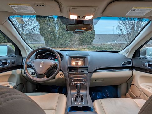 Used 2018 Lincoln MKT AWD image 13