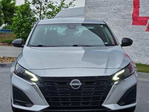 Used 2024 Nissan Altima 2.5 SV FWD image 2