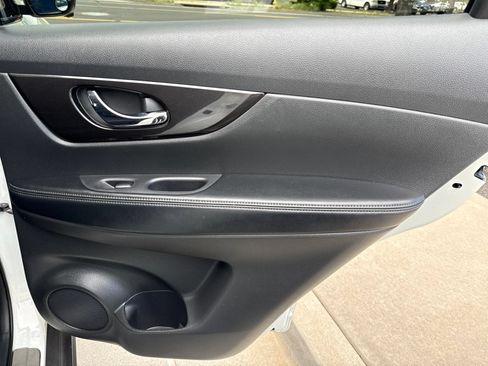 Used 2018 Nissan Rogue SV w/ Premium Package FWD image 29