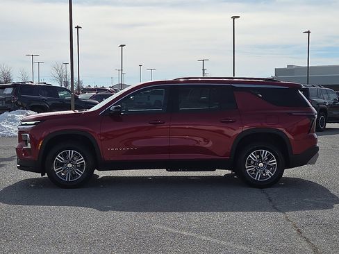 Used 2024 Chevrolet Traverse LT image 3