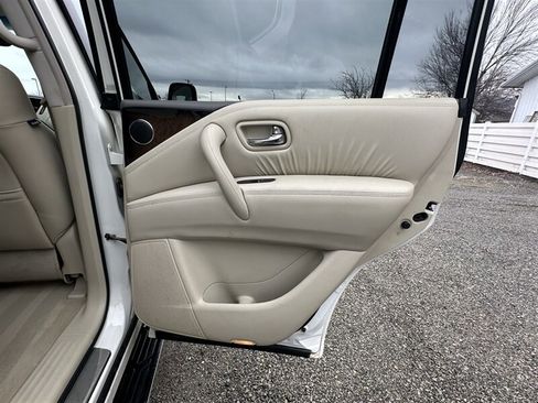 Used 2014 INFINITI QX80 4WD w/ Deluxe Touring Package image 22