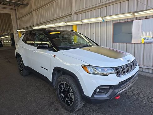 Used 2025 Jeep Compass Trailhawk AWD/4WD image 2