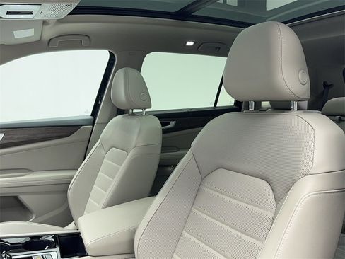 Used 2025 Volkswagen Atlas SEL image 33