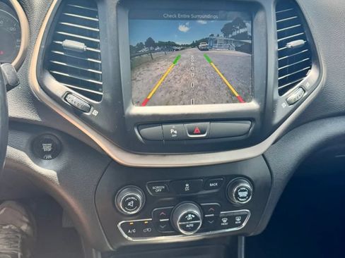 Used 2018 Jeep Cherokee Limited AWD/4WD image 19