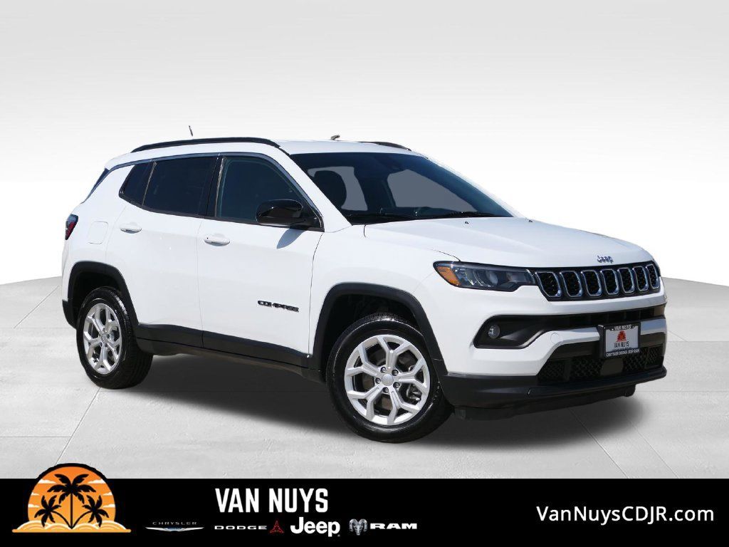 Used 2024 Jeep Compass Latitude AWD/4WD image 1