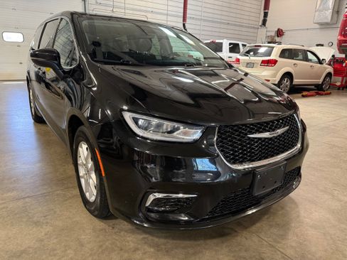 Certified 2023 Chrysler Pacifica Touring-L FWD image 1