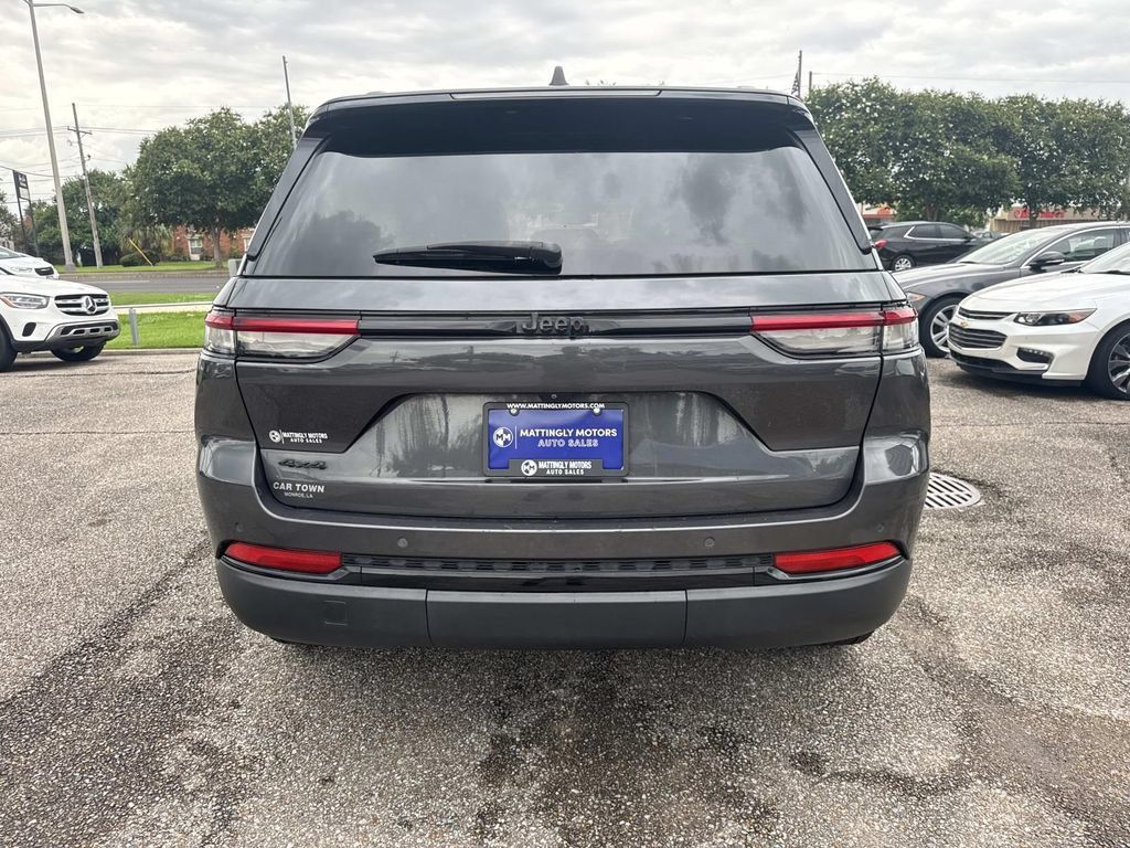 Used 2022 Jeep Grand Cherokee Altitude AWD/4WD image 7