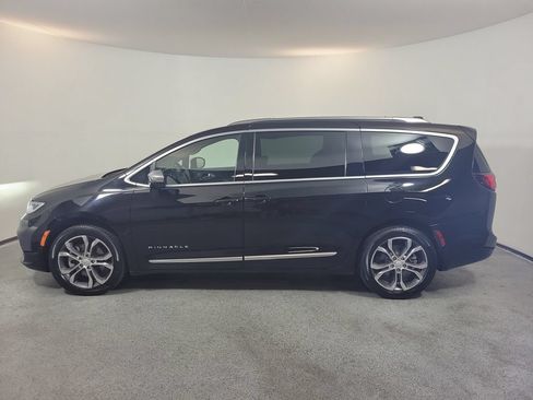 Used 2025 Chrysler Pacifica Pinnacle AWD/4WD image 4